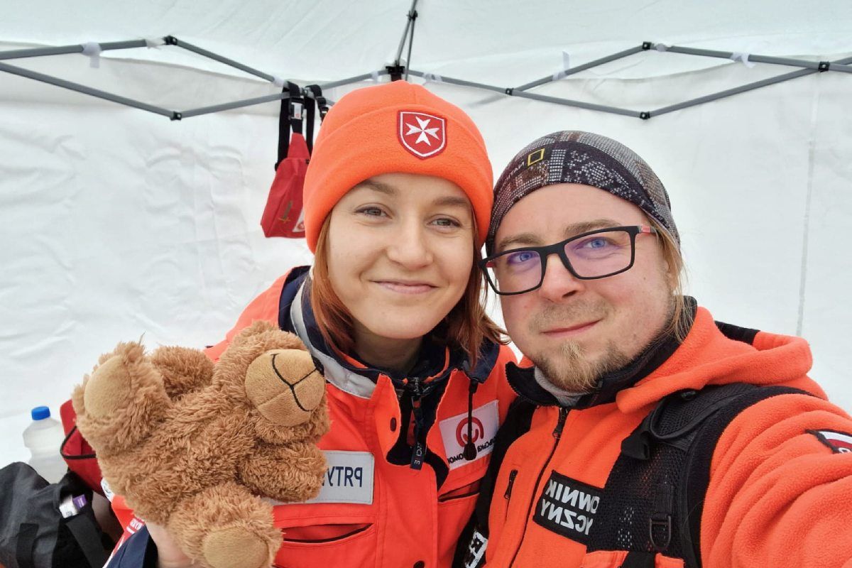 Ein junger Mann und eine junge Frau von den Maltesern mit einem Stoffteddy