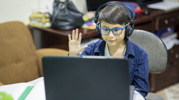 Es wird ein kleiner Junge am Laptop gezeigt.