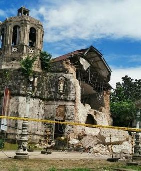 Ein Teil eines Gebäudes ist nach einem erdbeben abgebrochen. Foto: Order of MaltaPhilippines