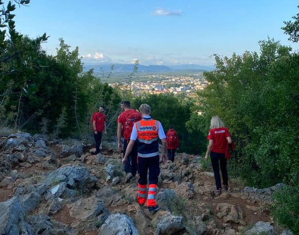 Malteser Sanitäter bei einem Einsatz in den Bergen bei Medjugorje