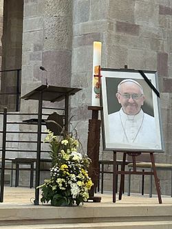 Foto vom verstorbenen Papst Franziskus im Dom zu Speyer (Foto: Malteser Speyer)