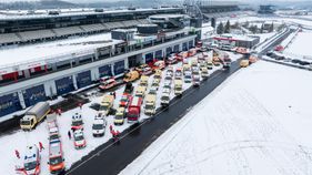 Die Einsatzfahrzeuge auf dem Schneebedeckten Nürburgring_c_Sebastian Kehr