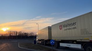 Ein Hilfstruck mit Anhänger vor dem Sonnenuntergang