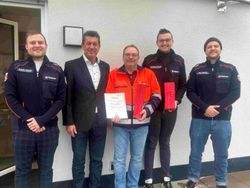 Gruppe Rettungsdienstmitarbeiter und Malteser