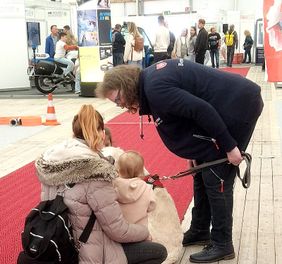 Maimarkt, Mannheim, Malteser Besuchsdienst mit Hund, Frau spricht mit -Besuchern