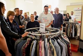 Im HIldesheimer Malteserladen halfen Führungskräfte einer BAnk am Malteser Social Day. Foto: Lukas/Malteser