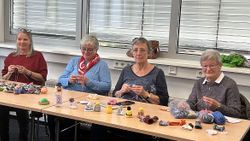 Vier Frauen beim Stricken (Foto: Malteser Speyer)