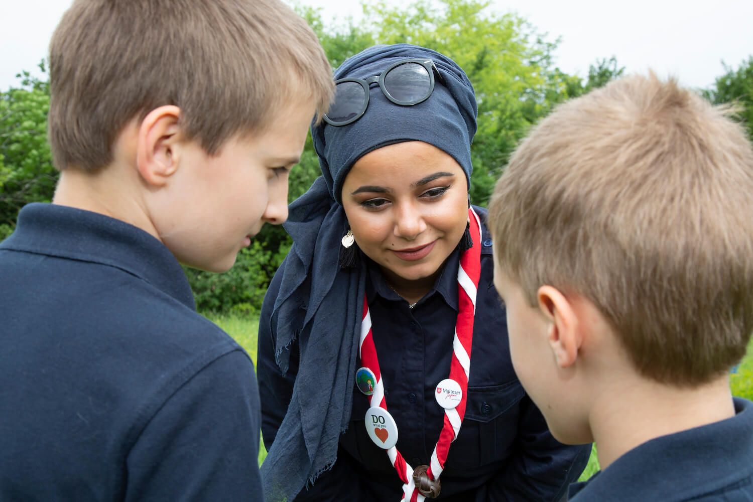 Nour Alfadel im Gespräch mit zwei Kindern.