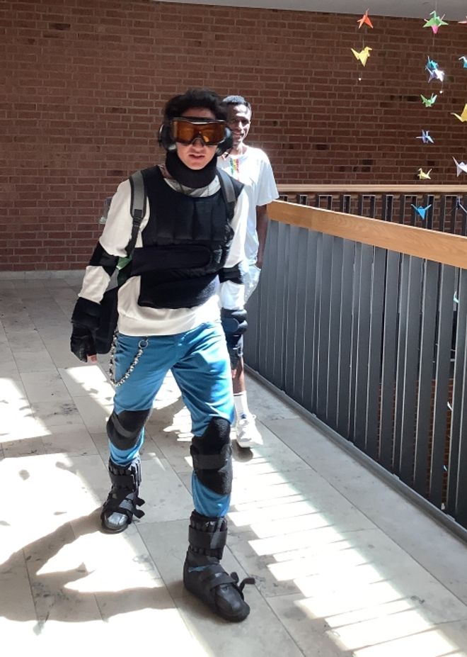 Jugendlicher im Agesuit