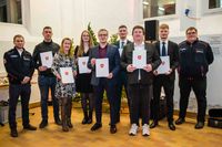 Matthias Werner und Sebastian Brandes zusammen mit den ernannten Führungskräften