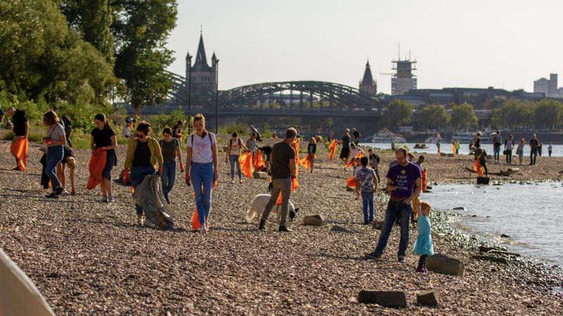 Müllsammler am Rheinufer 