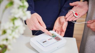 Malteser Hausnotruf Kundenbetreuer Gerät installieren