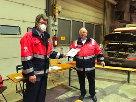 Malteser Ehrenamtlicher erhält feierlich eine Urkunde zur Berufung.