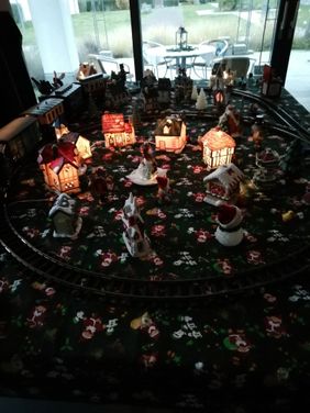 Ein dekorierter Adventstisch.