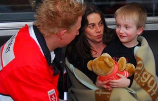 Ein Malteser kümmert sich um eine Mutter mit ihrem Sohn