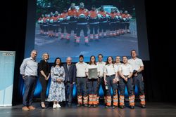 Die Malteser Gelsenkirchen mit dem Preis und zusammen mit den Leitenden der Verleihung auf der Bühne 