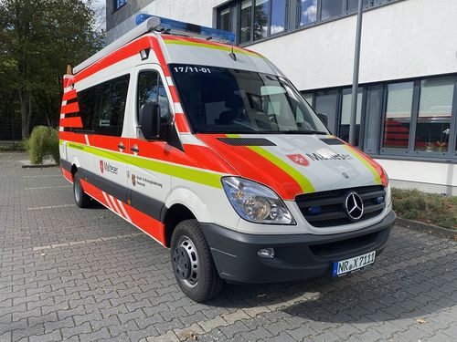 Einsatzleitwagen ELW1 des Malteser Hilfsdienstes in Neuwied (Ansicht von vorne rechts)