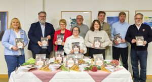 Die Freude war groß bei der Buchpräsentation. Im Bild (v.l.) die Heimleiterin des Malteserstift St. Nikola Claudia Hartinger, Bürgermeister Andreas Rother, die ehemalige Altöttinger Dienststellenleiterin Elvira Dittler, Referentin Soziales Ehrenamt und Kochbuch Verantwortliche Rosmarie Friedsam, Gerichte-Fotograf und Buchgestalter Karl-Heinz Schoppa vom MuW-Medienhaus Hutthurm, „Covergirl“ Susanne Kiefel, der Vertreter des Kuratoriums des Malteserstift St. Nikola Moriz Graf von Esterhazy, Portrait-Fotograf Manuel Kreuzer vom gleichnamigen Büro für visuelle Gestaltung in Passau sowie Diözesangeschäftsführer Rainer F. Breinbauer. 