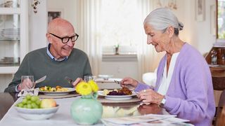 Ehepaar verbringt gemeinsam Zeit bei leckeren und gesunden Mahlzeiten geliefert vom Malteser Menüservice