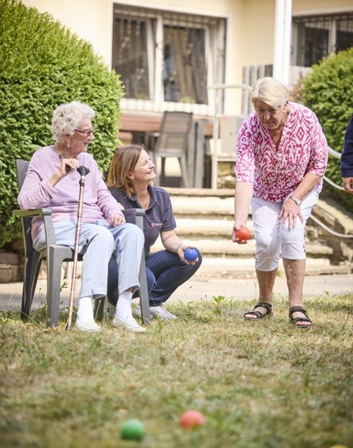 Frauen beim Boule spielen im Garten