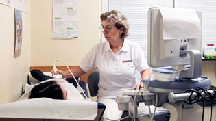 Ultraschalluntersuchung durch eine Ärztin der Malteser