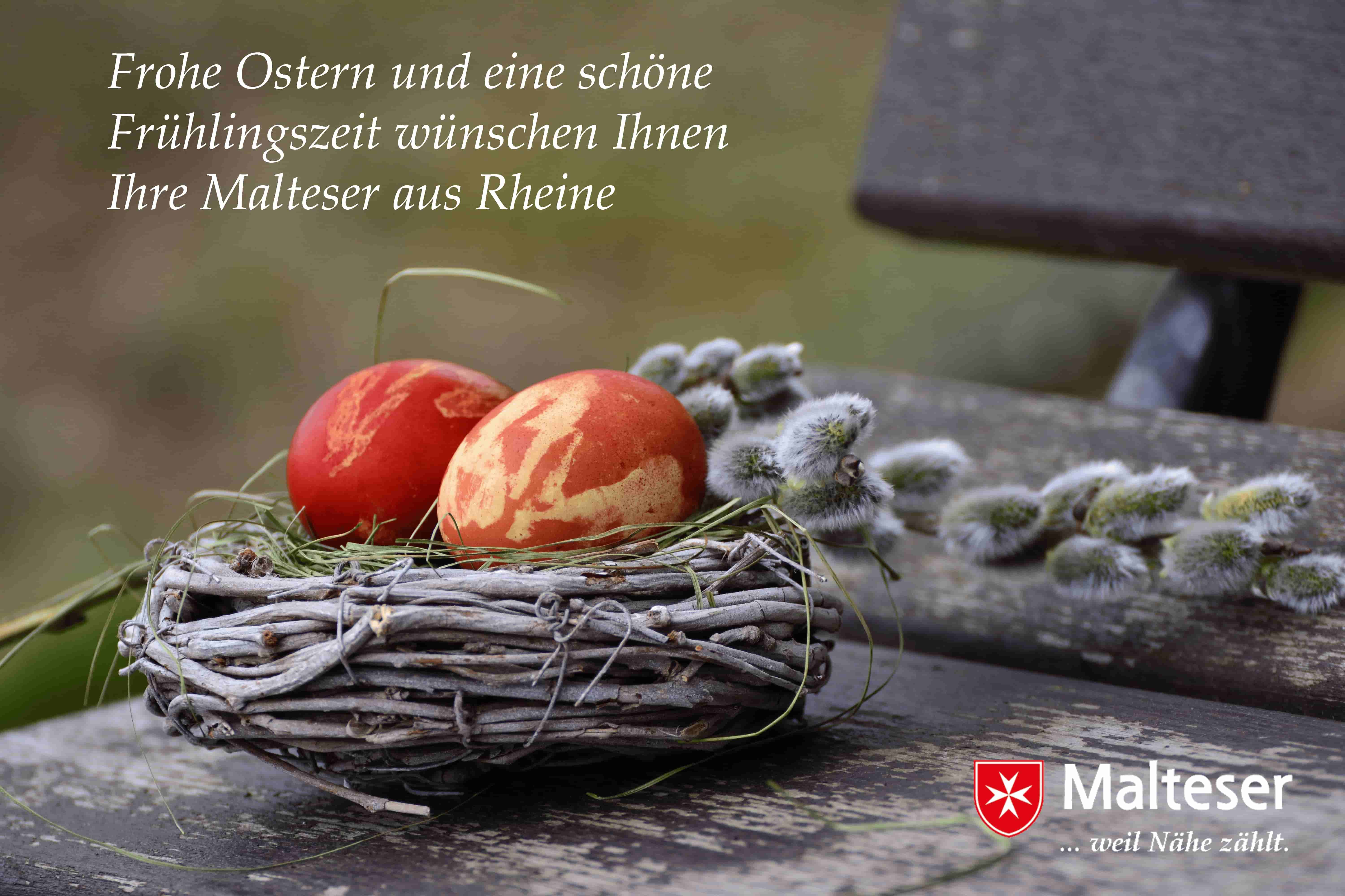 Ostergruß mit einem Osterkorb auf einer Bank