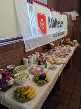 Das Buffet unterhalb des großen Malteser Banners