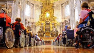 Malteser Wallfahrt in einer Kirche in Rom.