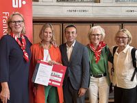 Bild (vlnr.): Sigrid Bohn (Stadtbeauftragte FFM), Barbara von Brühl, Oberbürgermeister Stadt Frankfurt Mike Josef, Elsi Rautenberg (Stadtbeauftragte FFM) und Gabi Becker-Hassemer (ärztliche Leitung). (Foto: Malteser Limburg)