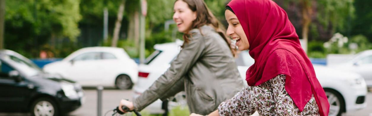 Bike Bridge: zwei junge Frauen fahren auf dem Fahrrad