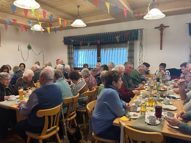 Seniorinnen und Senioren im Sportheim Preith