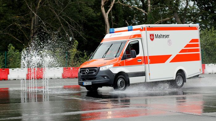 Rettungswagen beim Fahrsicherheitstraining