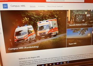 Screenshot einer Internetseite mit Rettungswagen im Bild