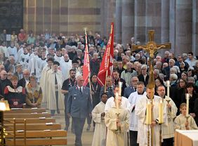 Bannerabordnung beim Einzug in den Speyerer Dom, Bildnachweis: Bistum Speyer / Foto: Klaus Landry 