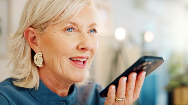 Eine Frau spricht in ihr Smartphone rein