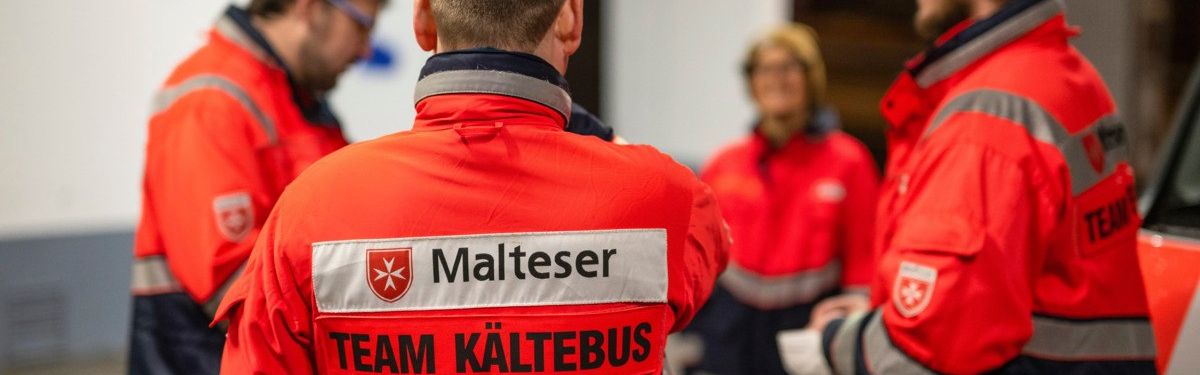 Vier Menschen in Einsatzkleidung der Malteser 