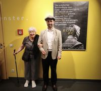 Eine ältere Frau und ein junger Mann als Kulturpaar