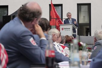 NRW-Innenminister Reul lobt das Engagement der Malteser im Bevölkerungsschutz. Foto: Jochmann