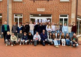 Gruppenfoto der Schüler vor der Geschäftsstelle der Malteser Haselünne