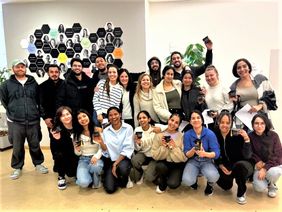 Eine Gruppe junger Menschen stehen zusammen.