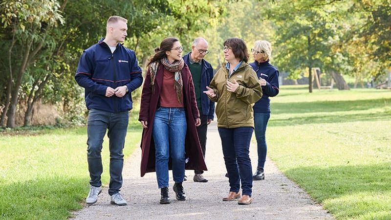 Malteser Trauergruppe geht im Park spazieren