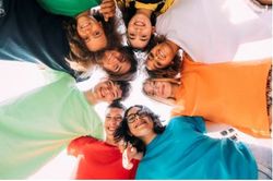 Jugendliche schauen in die Kamera