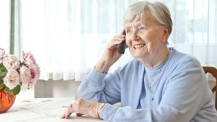 Seniorin telefoniert mit Malteser