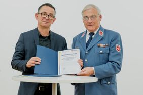 Diözesanleiter der Malteser und der Vorsitzende der Bezirkszahnärztekammer Stuttgart mit der Urkunde