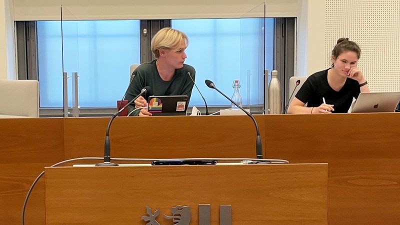 Zwei junge Menschen im Jugendparlament der Stadt Leipzig.