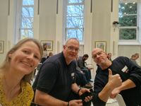 Selfie der Diözesanreferentin Jessica Sieker mit dem Beauftragten aus Alfhausen, Sascha Koop, und dem stv. Beauftragten von Nordhorn, Carsten Panzer, in einem Seminarraum