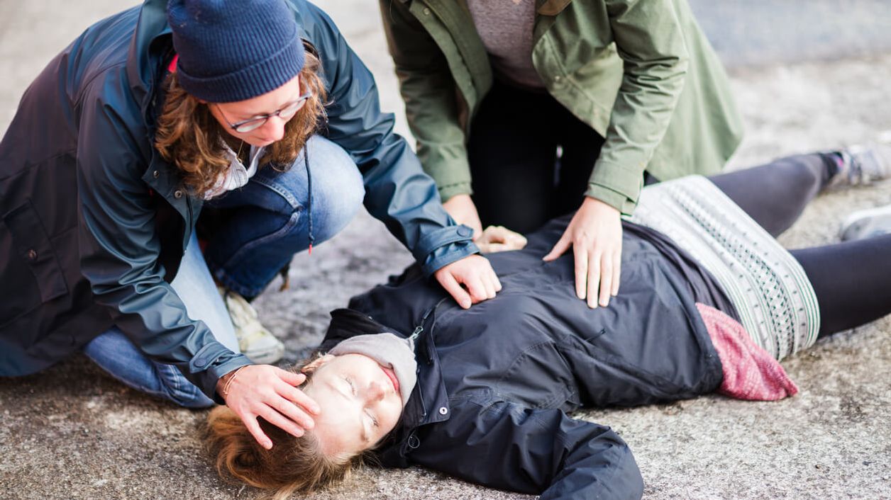 Erste Hilfe: Zwei junge Frauen kümmern sich um blutendes Unfallopfer