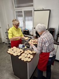96 Gäste beim Wohlfühlmorgen-Frühstück im Kreuzgang von St. Maria im Kapitol