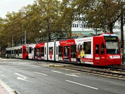 Verkehrsmedieninitiative im Bezirk Rheinland West. Zwei KVB-Bahnen warben 12 Monate erfolgreich um neue Mitarbeitende und drückten zugleich allen Maltesern in Haupt- und Ehrenamt Dank aus.