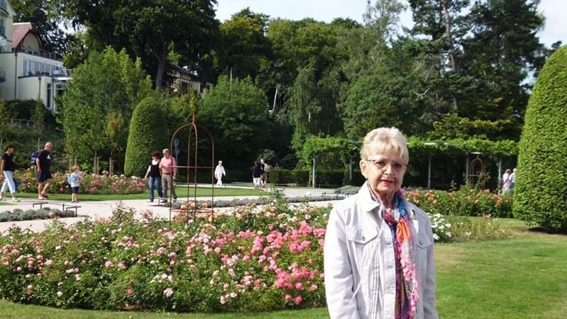 Ingrid Daberkow in einem Garten